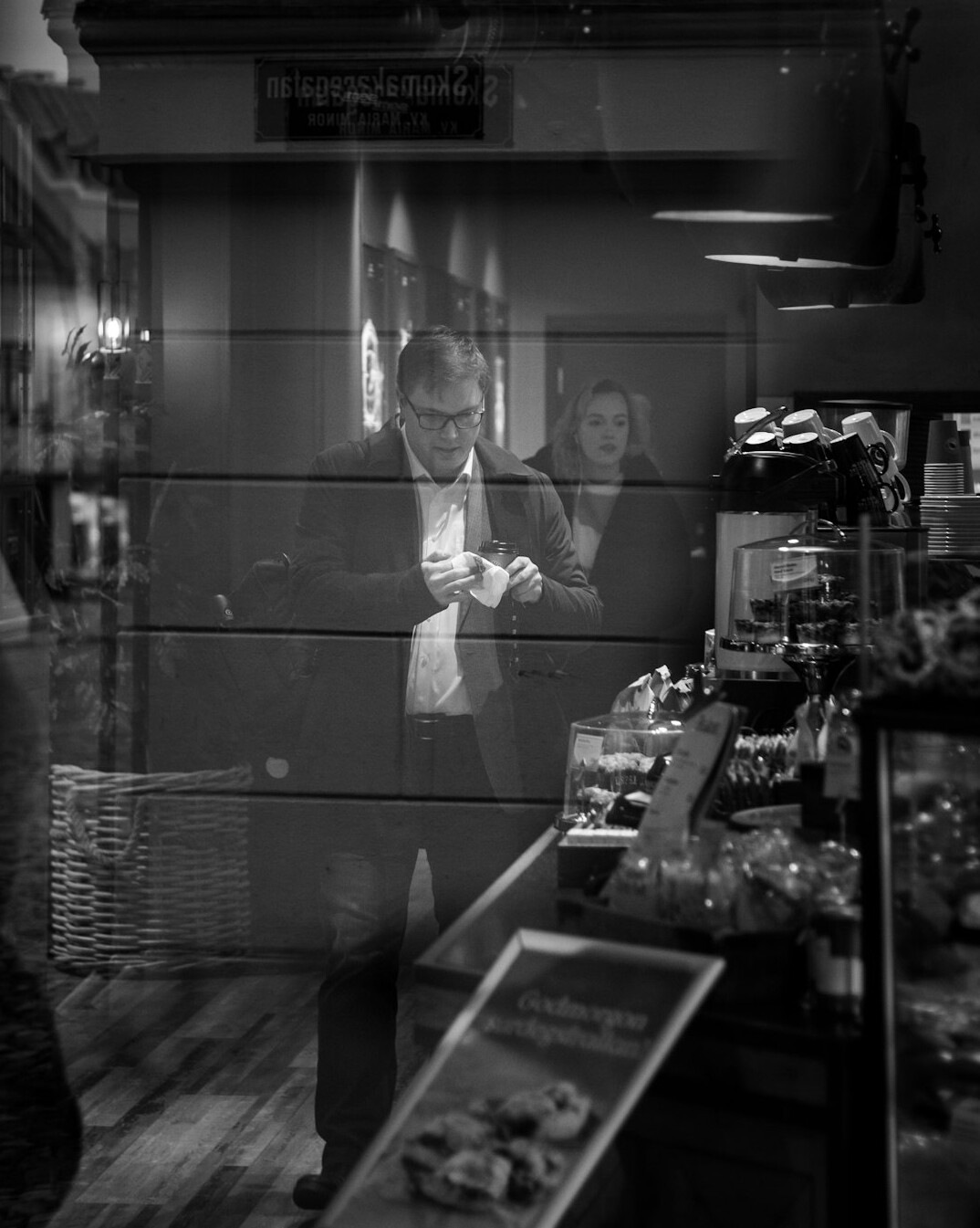 store detective watching suspects
